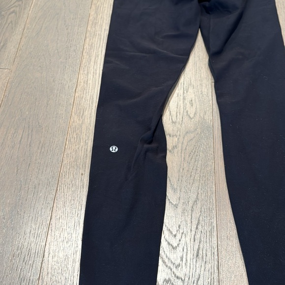 Lululemon Woman's Size 4 Black/Violet Reversible Wunder Under Pant *Full-On Luon - Picture 10 of 13